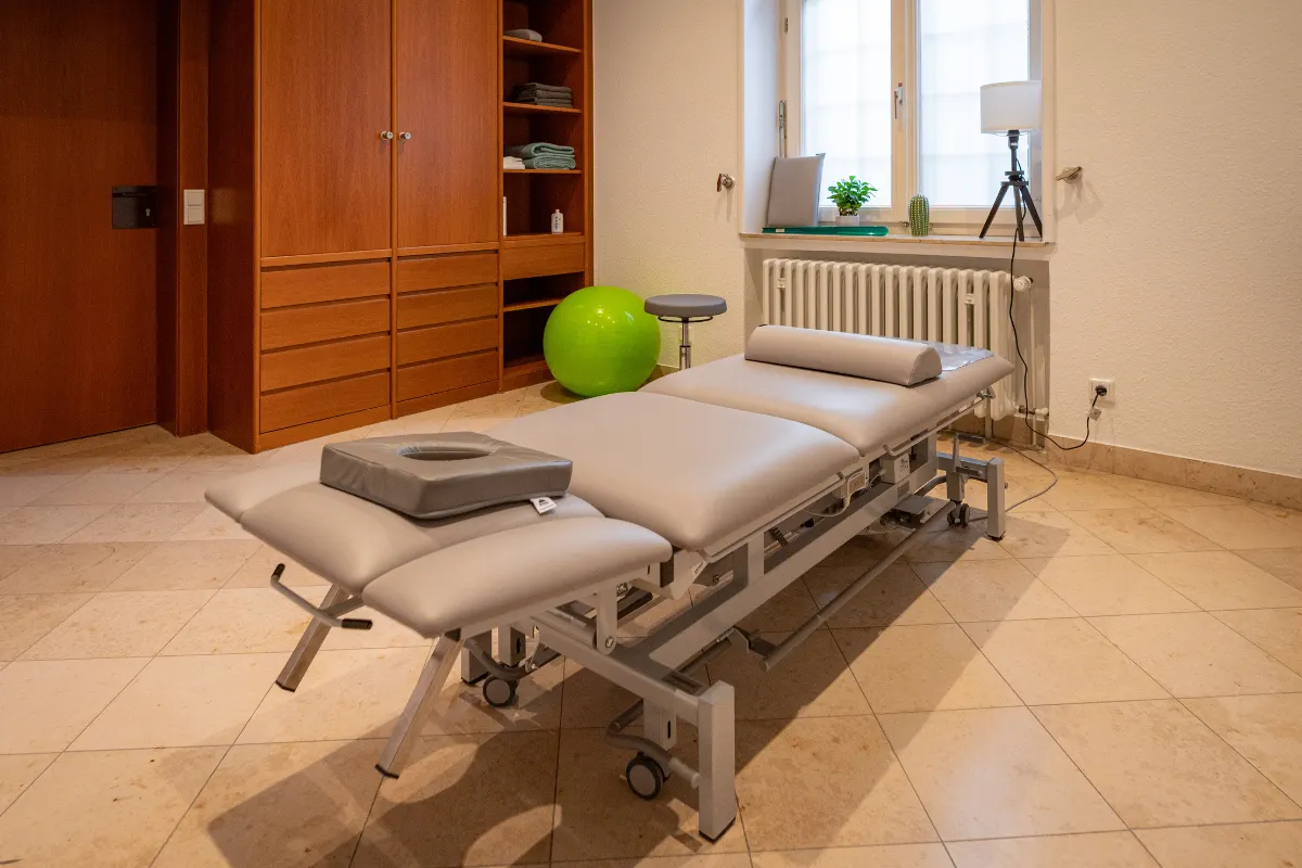 Physiotherapie Meling - Behandlungsraum mit moderner Liege