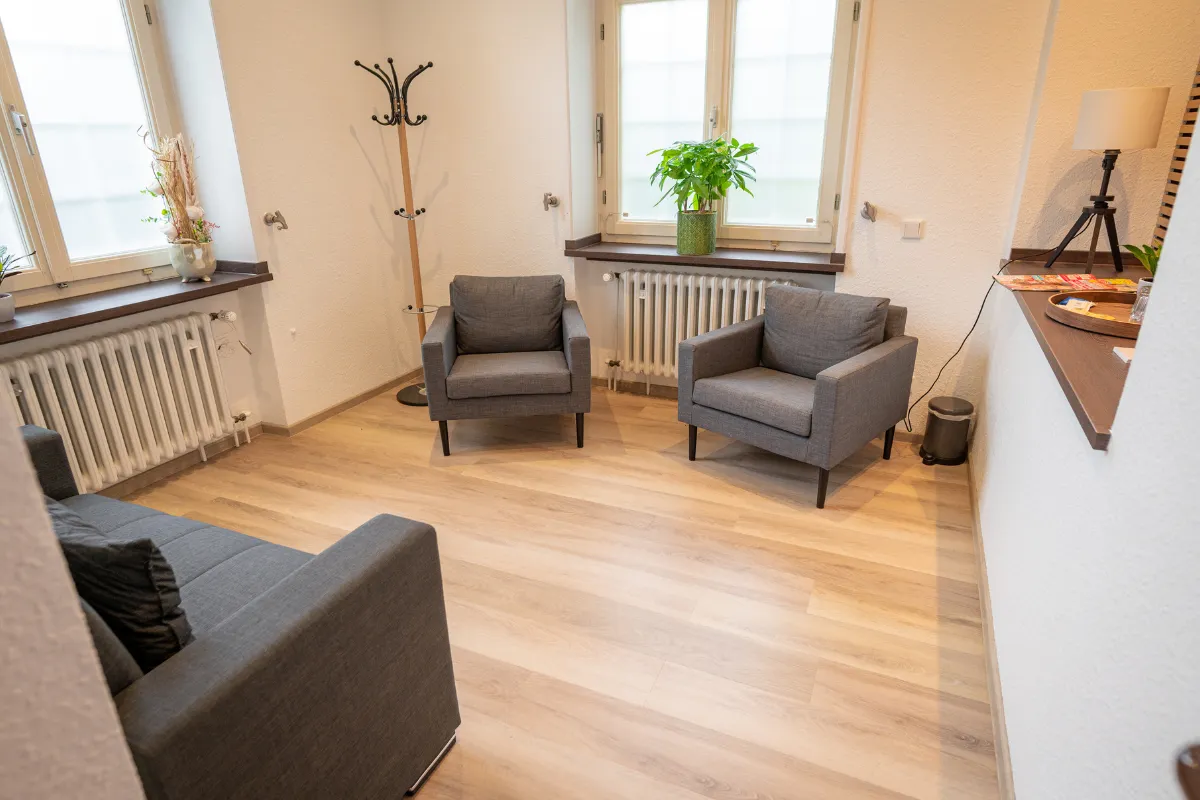 Physiotherapie Meling - Wartebereich mit Sitzgelegenheiten